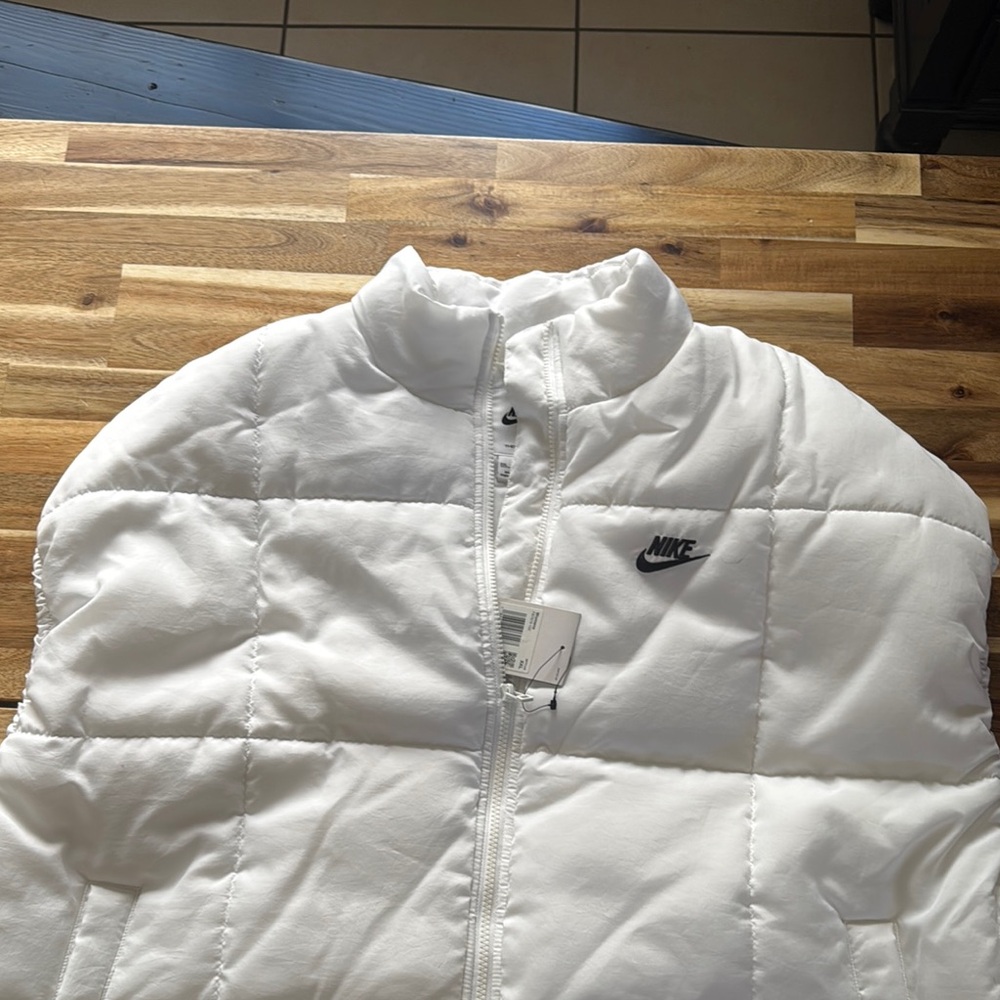 NWT Women’s Nike White Puffer Vest. Size XXL. Small pen mark next to logo.